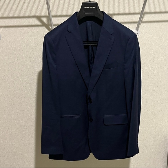 Banana Republic Reda Flexo men’s suit in classic navy.